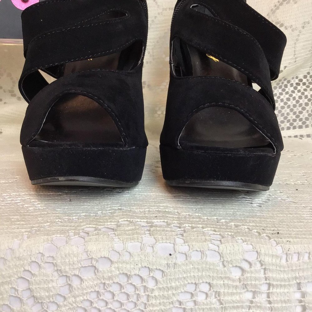 NIB- Velvet Platform - Picture 4 of 7